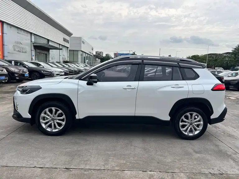 Toyota Frontlander 2.0 L CVT Leading