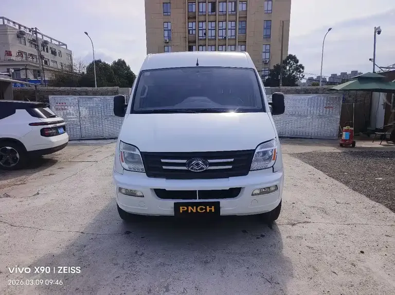 Maxus Xintu V80 新途V80 2021款 2.0 T AMT经典傲运通长轴中顶6/7/8/9座