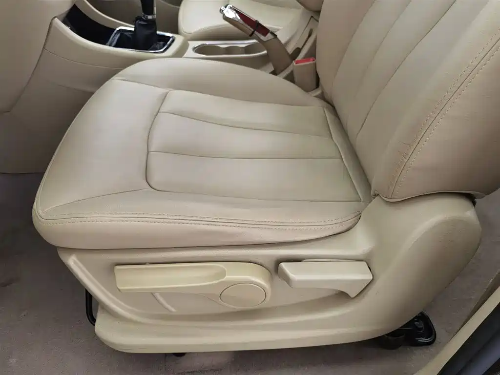 Baojun 730 宝骏730 2015款 1.8 L 手动豪华导航ESP版 7座