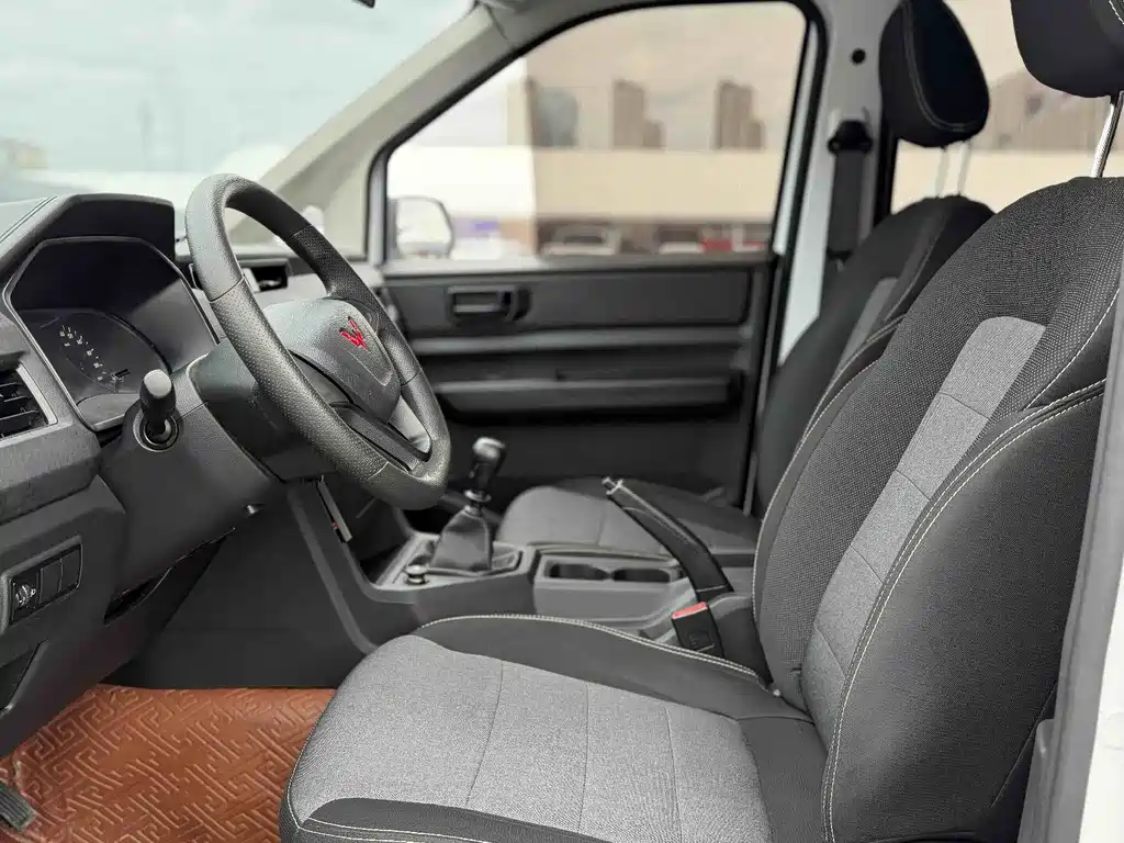 Wuling Hongguang PLUS 五菱宏光PLUS 2020款 1.5 L 手动标准型 7座