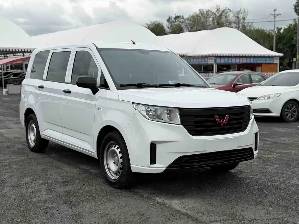 Wuling Hongguang PLUS 五菱宏光PLUS 2020款 1.5 L 手动标准型 7座