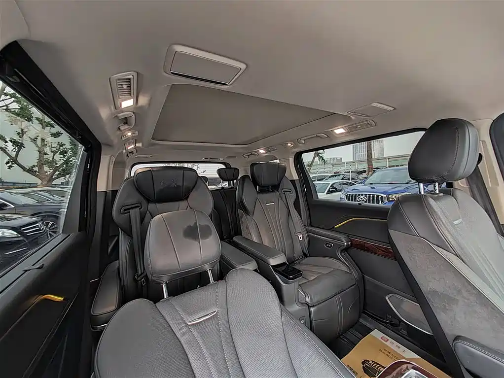 Hongqi HQ9 2.0 T Connected Flagship