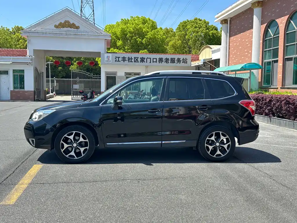 Forester 2.5 i Auto Distinguished