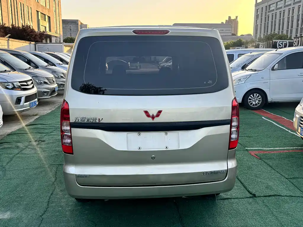 Wuling Hongguang V 1.5 L Power Enjoyment LAR