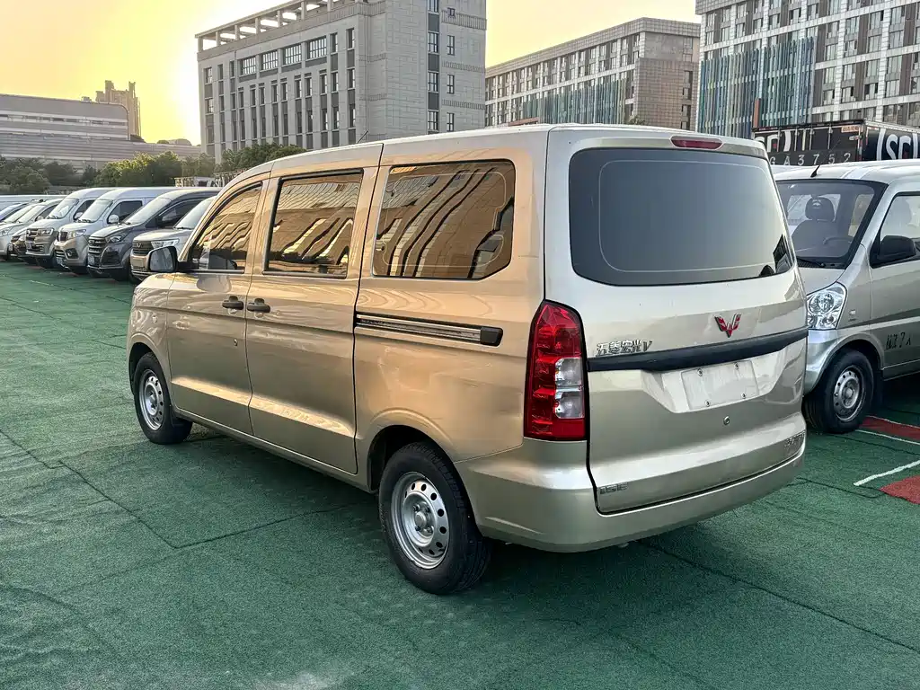 Wuling Hongguang V 1.5 L Power Enjoyment LAR