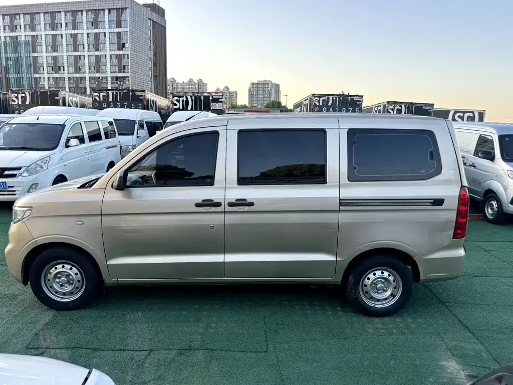 Wuling Hongguang V 1.5 L Power Enjoyment LAR