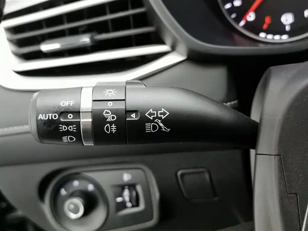 Roewe i5 1.5 L Manual 4 G Connected Leading Luxury Flagship