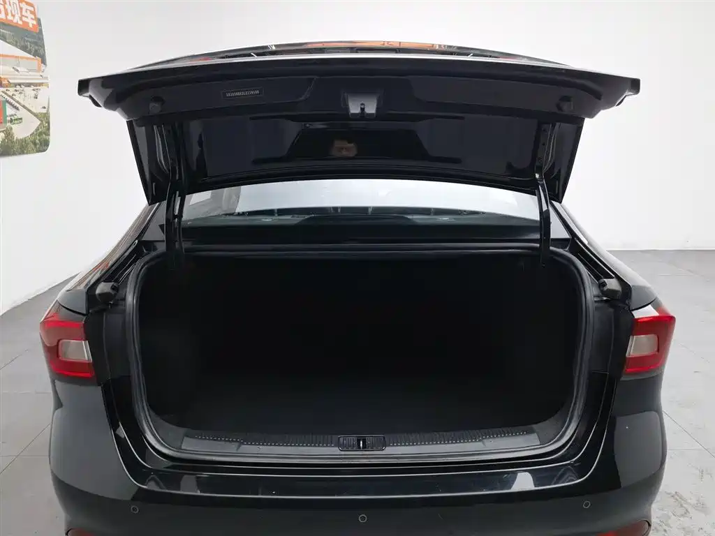 Roewe i5 1.5 L Manual 4 G Connected Leading Luxury Flagship
