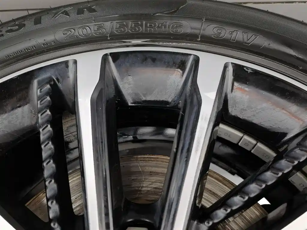 Roewe i5 1.5 L Manual 4 G Connected Leading Luxury Flagship