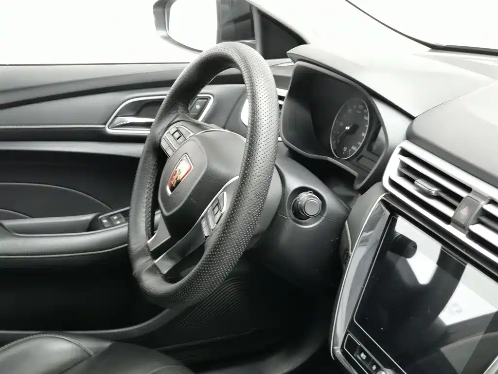 Roewe i5 1.5 L Manual 4 G Connected Leading Luxury Flagship