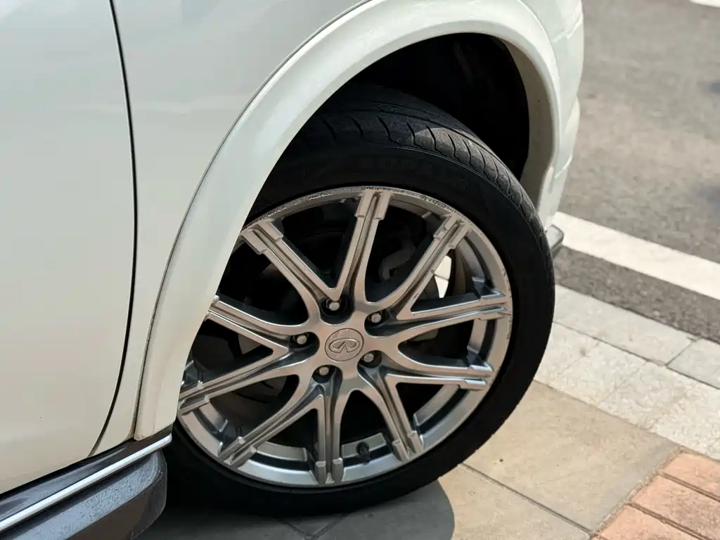 Infiniti ESQ 1.6 L Personality