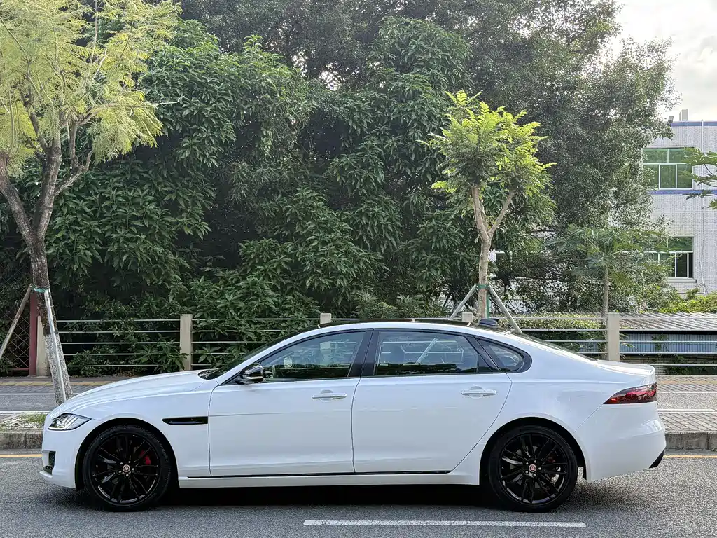 Jaguar XFL XFL 2.0 T P250 4 WD Premium