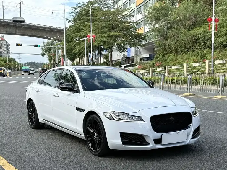 Jaguar XFL XFL 2.0 T P250 4 WD Premium