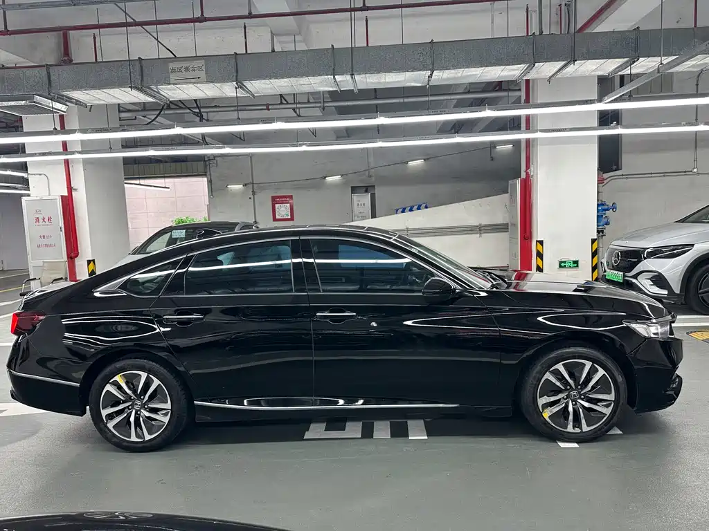 Accord Sharp· Hybrid 2.0 L Phantom Night · Sharp Smart