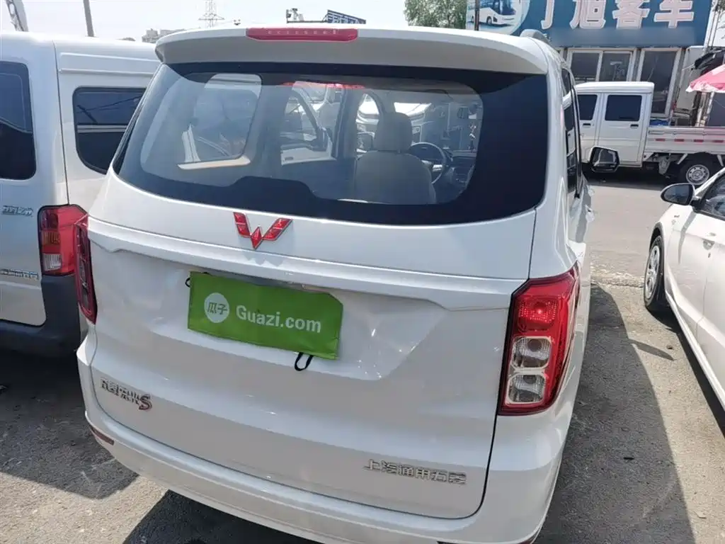 Wuling Hongguang 1.5 L S Standard LAR
