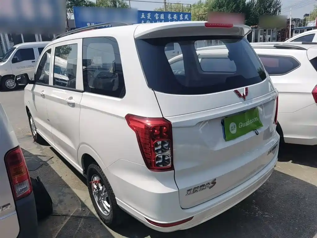 Wuling Hongguang 1.5 L S Standard LAR