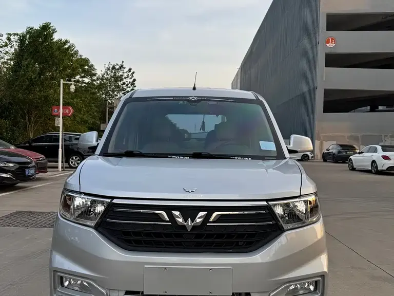 Wuling Hongguang V 1.5 L Power Enjoyment Electric Assist LAR
