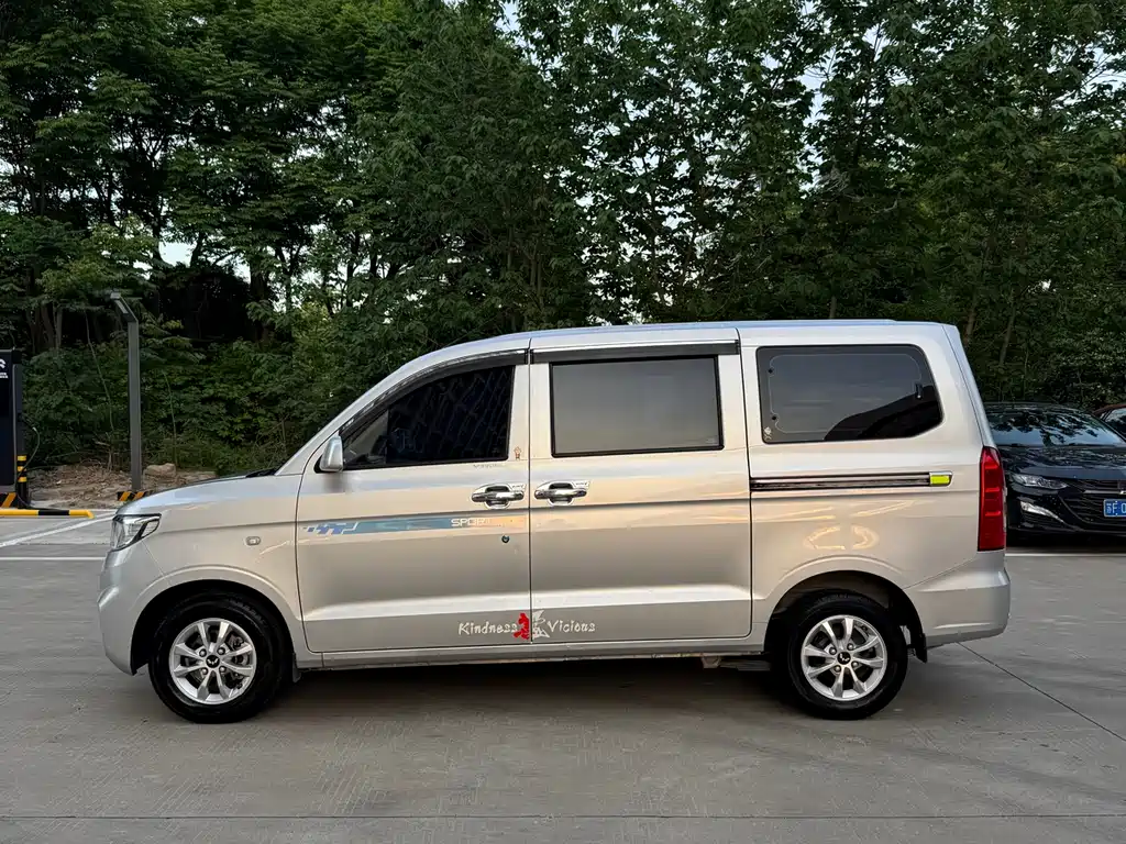 Wuling Hongguang V 1.5 L Power Enjoyment Electric Assist LAR