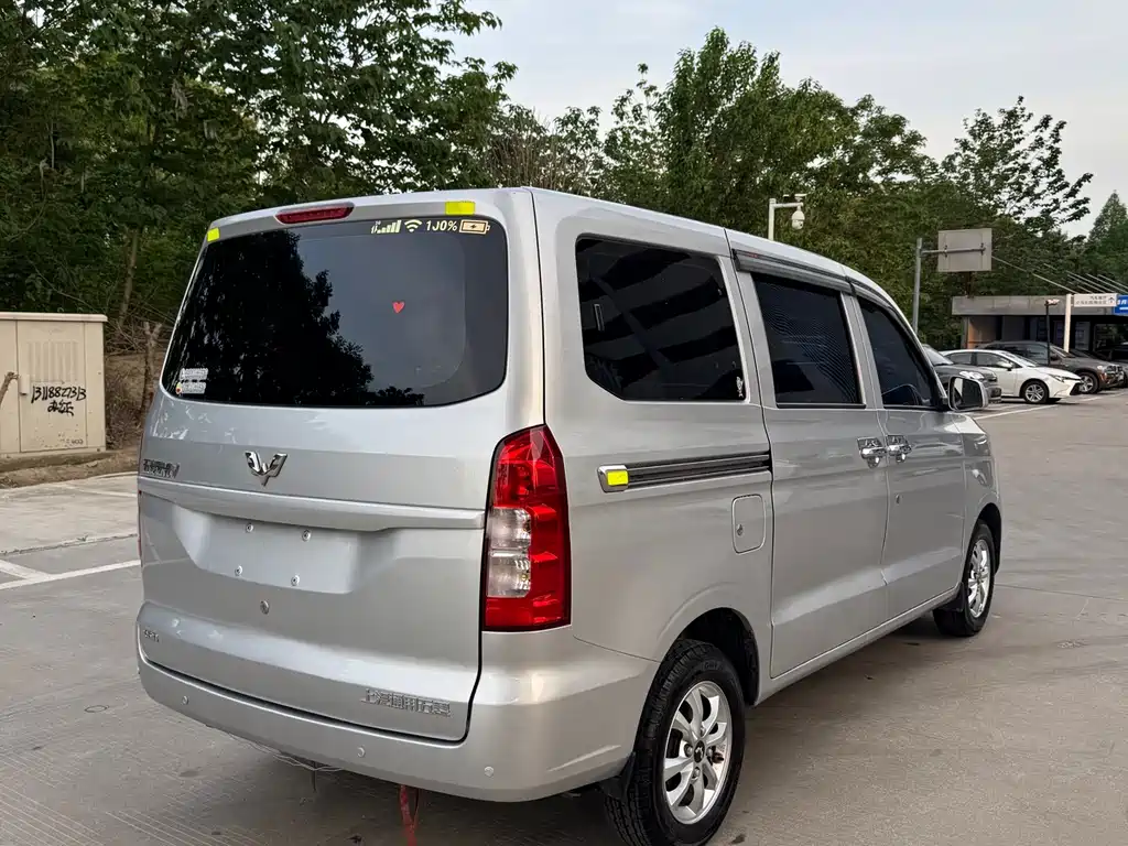 Wuling Hongguang V 1.5 L Power Enjoyment Electric Assist LAR