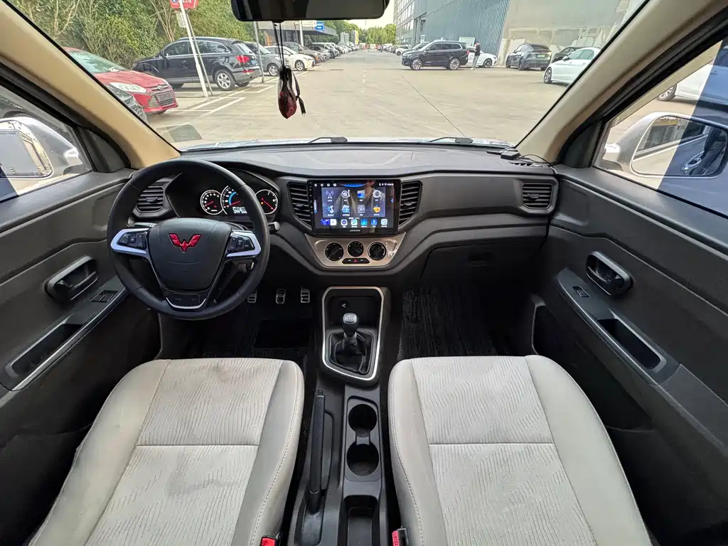 Wuling Hongguang V 1.5 L Power Enjoyment Electric Assist LAR