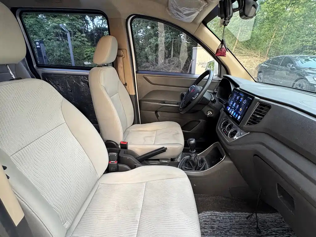 Wuling Hongguang V 1.5 L Power Enjoyment Electric Assist LAR