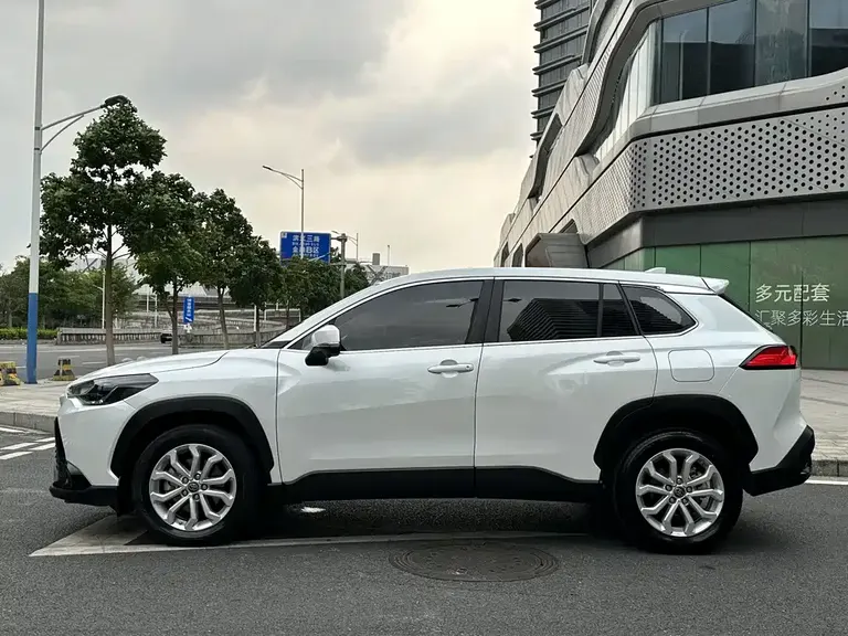 Toyota Frontlander 2.0 L CVT Leading
