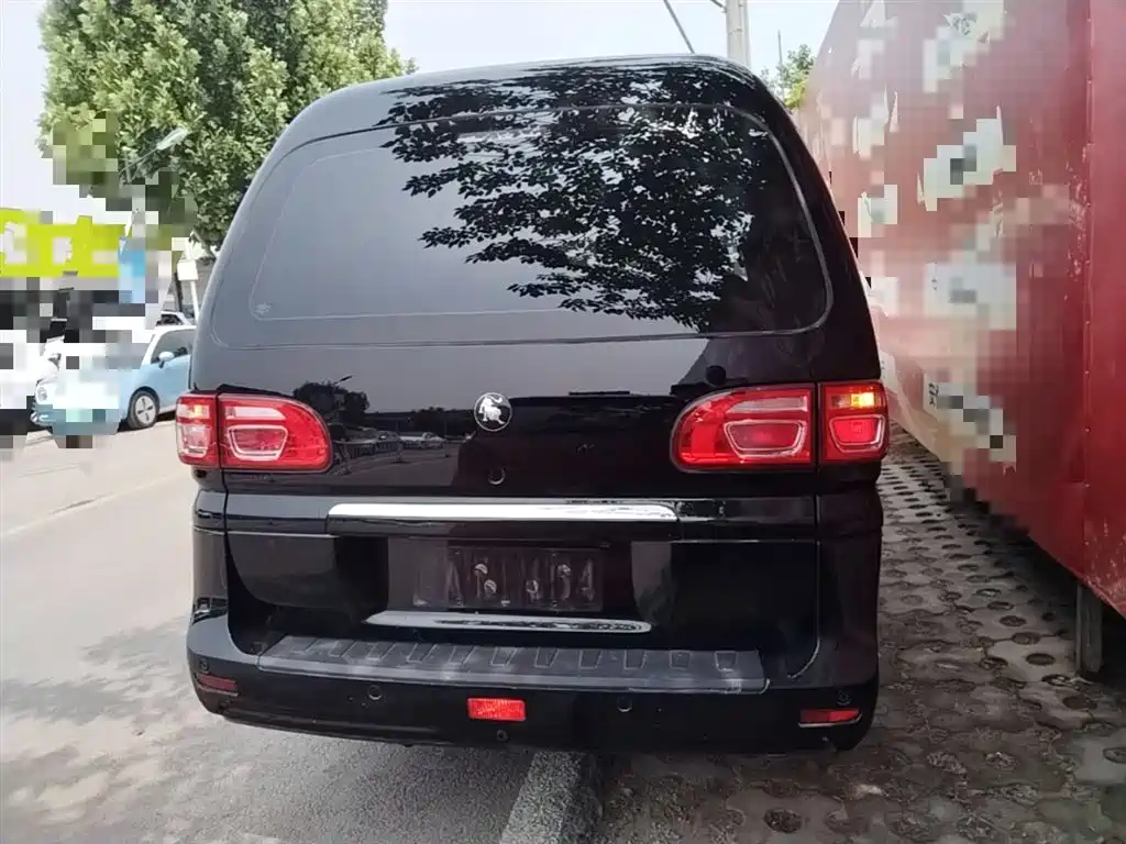 Lingzhi M5 L 1.6 L Basic 7-seat