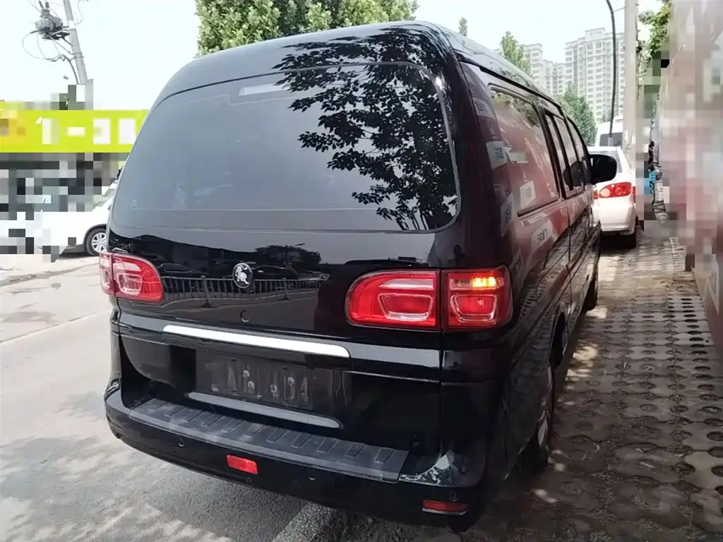 Lingzhi M5 L 1.6 L Basic 7-seat
