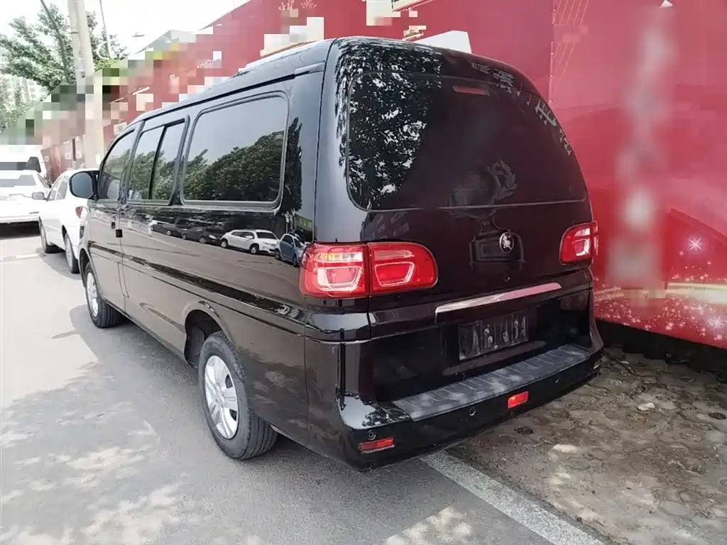 Lingzhi M5 L 1.6 L Basic 7-seat