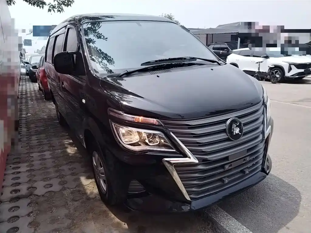Lingzhi M5 L 1.6 L Basic 7-seat