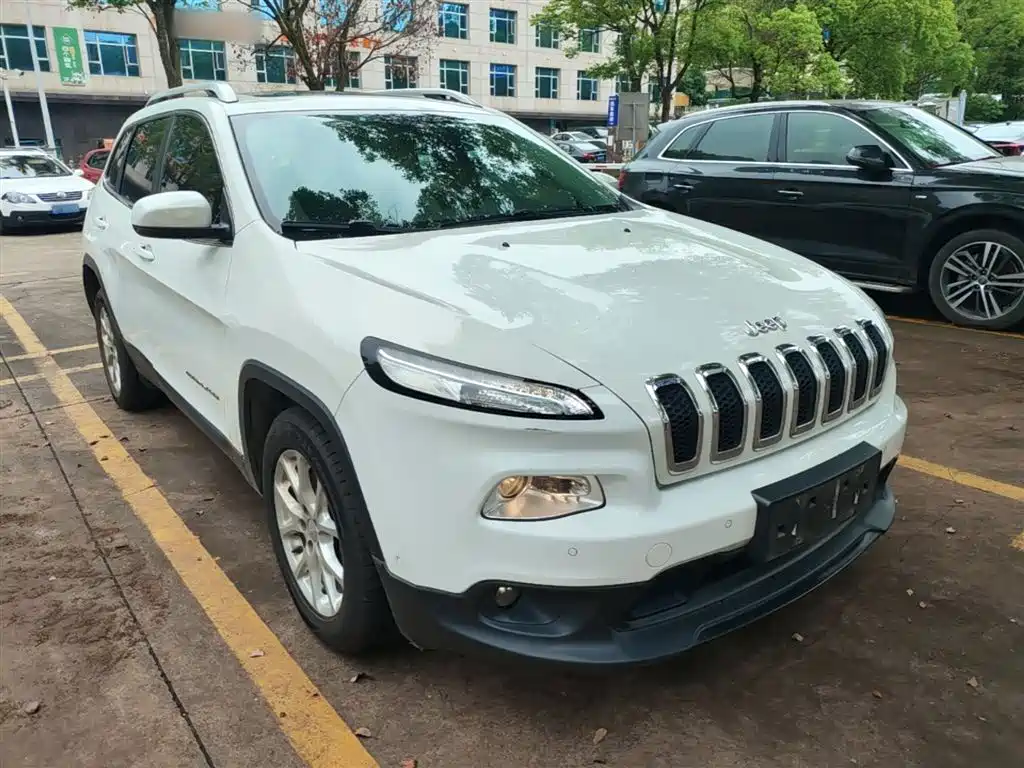 Cherokee 2.4 L Leading