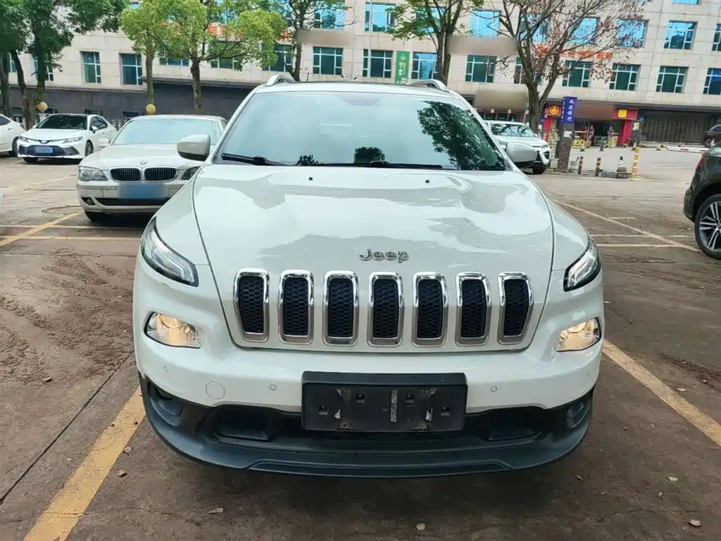Cherokee 2.4 L Leading