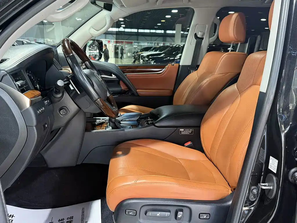 Lexus LX 570 Distinguished Luxury