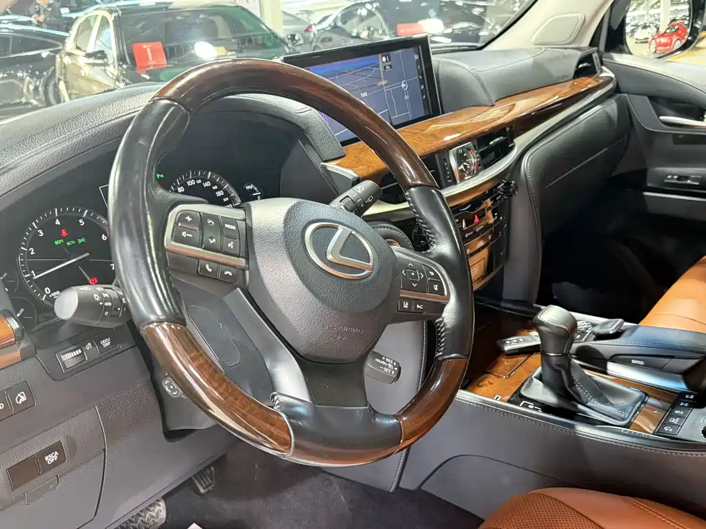 Lexus LX 570 Distinguished Luxury