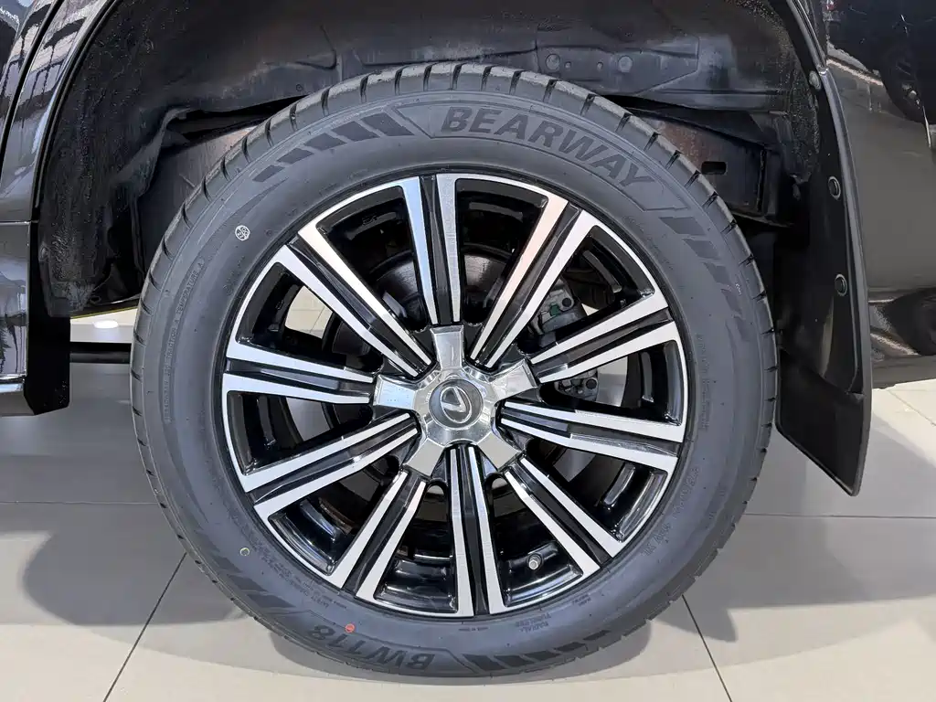 Lexus LX 570 Distinguished Luxury