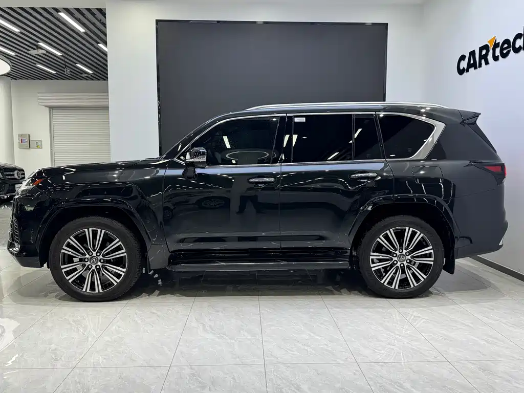 Lexus LX 700 h Territory