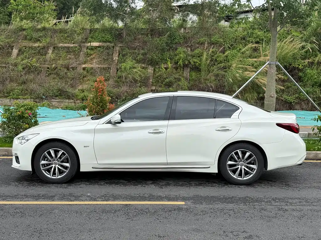 Infiniti Q50 L 2.0 T Comfort CN-VI