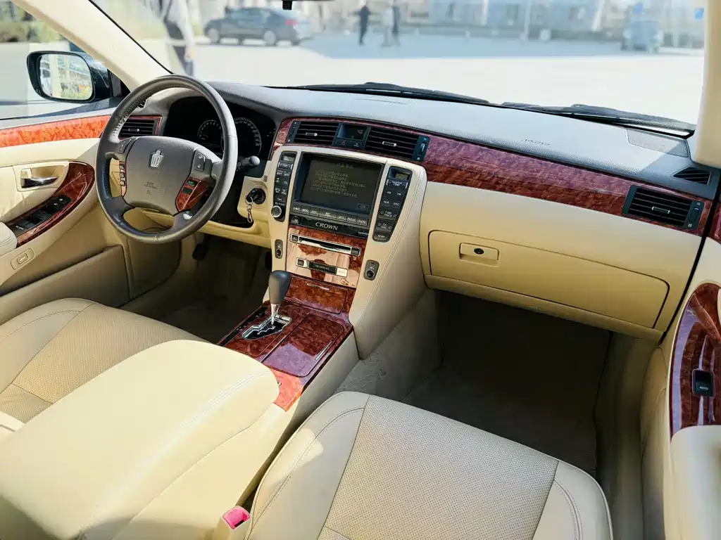 Crown 2.5 L Royal Special Navigation