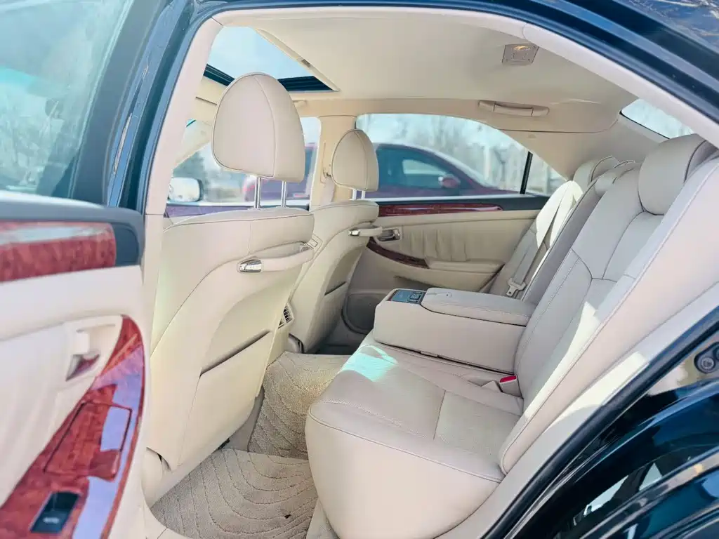 Crown 2.5 L Royal Special Navigation