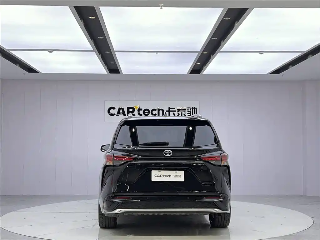 Granvia 2.5 L Hybrid Flagship
