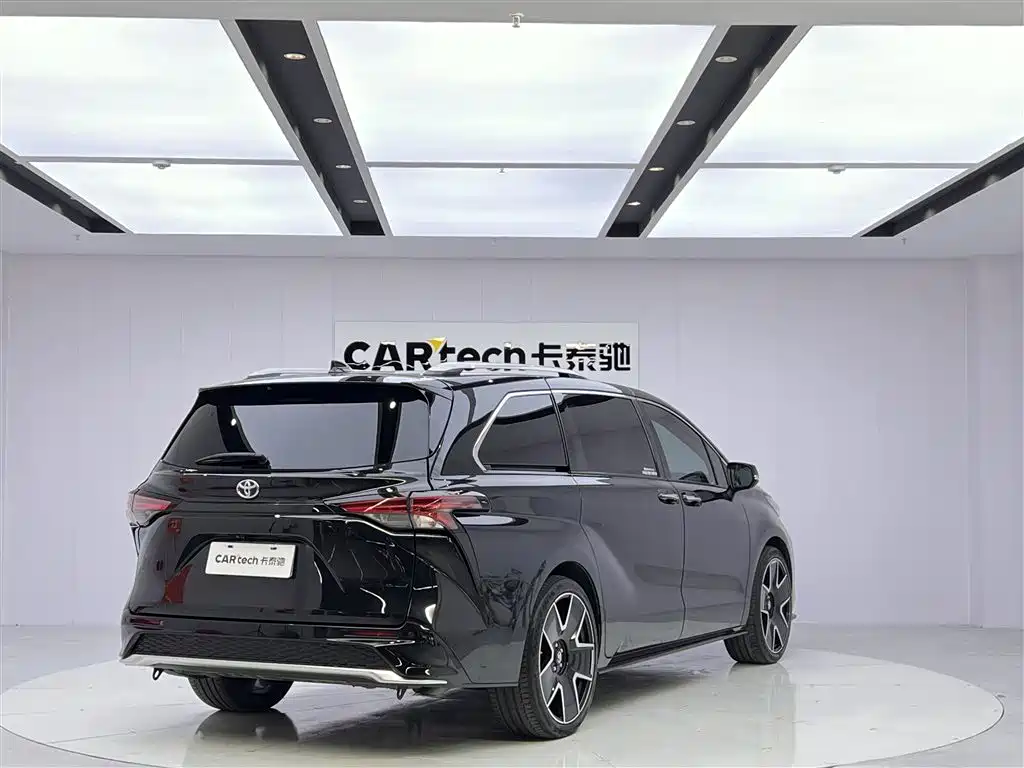 Granvia 2.5 L Hybrid Flagship
