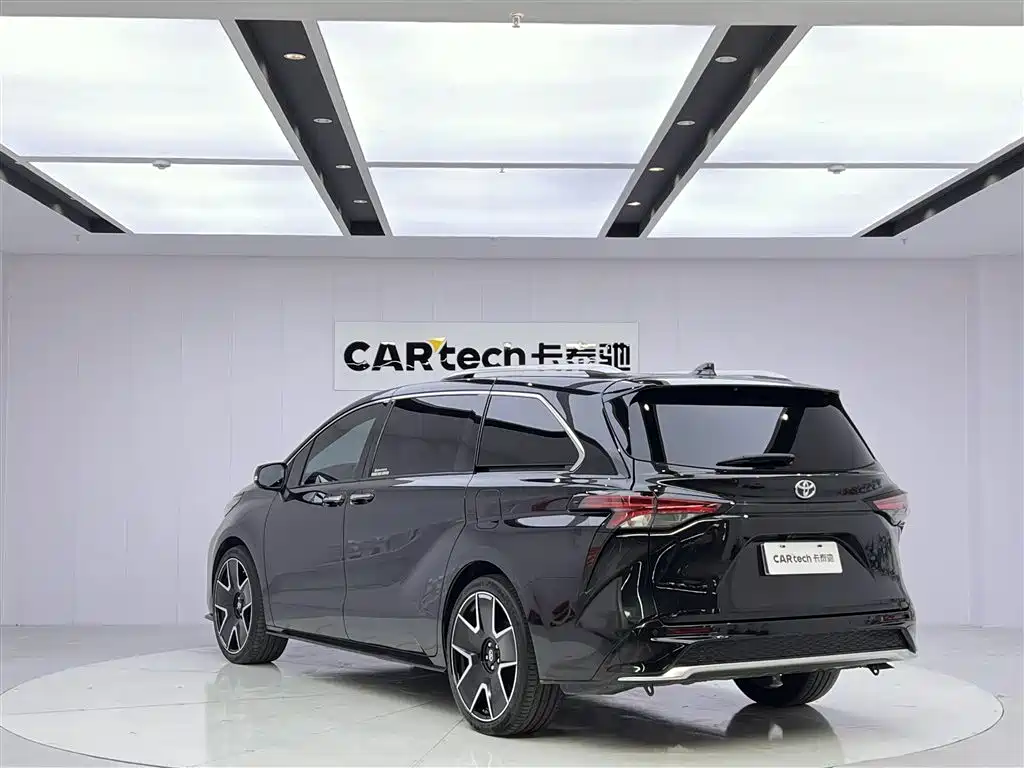Granvia 2.5 L Hybrid Flagship