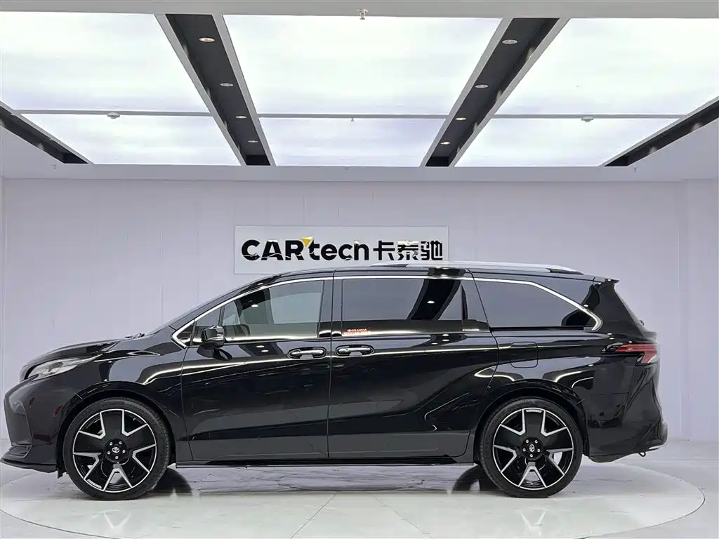 Granvia 2.5 L Hybrid Flagship