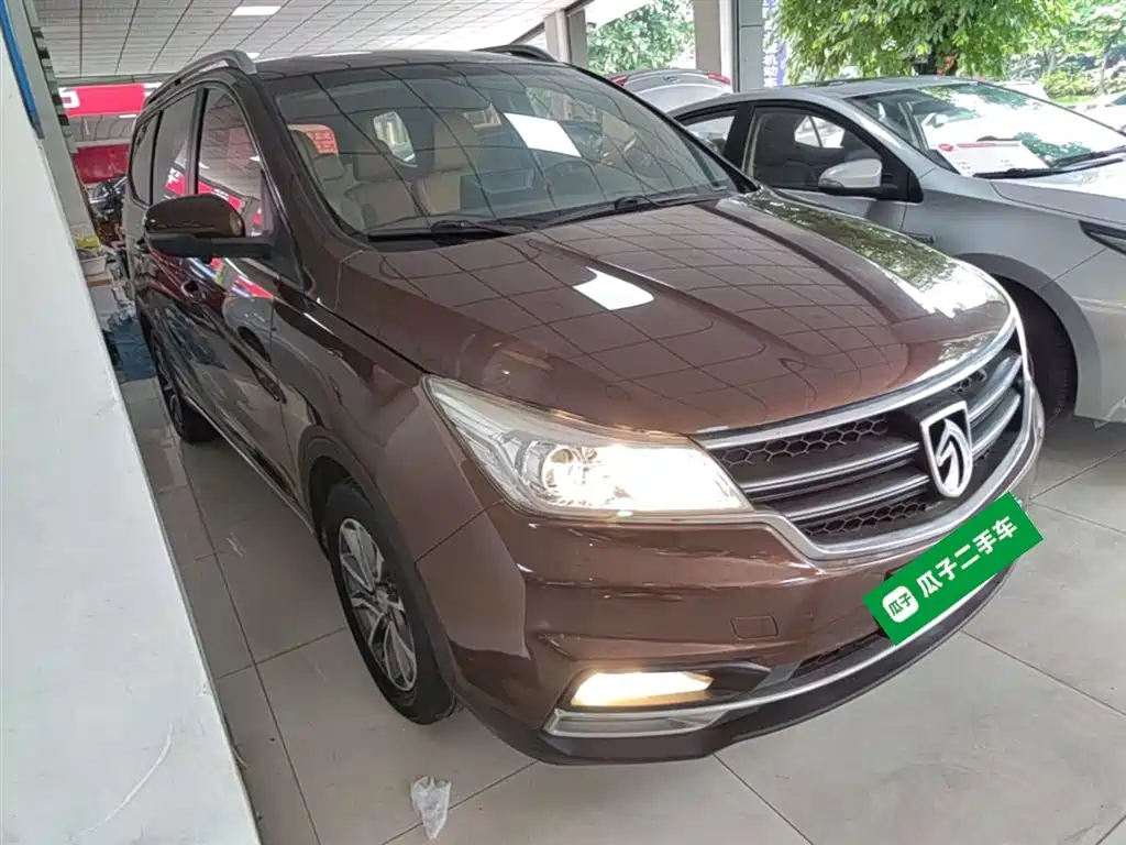 Baojun 730 1.5 T Manual Fashion 7-seat CN-V