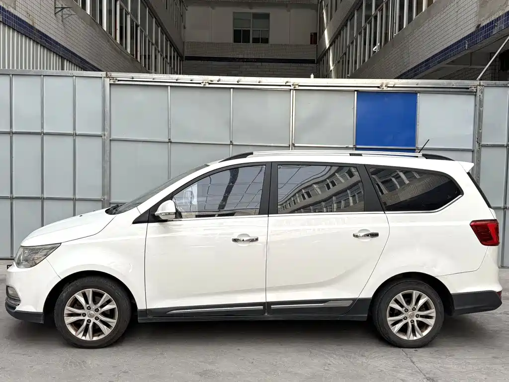Baojun 730 1.5 L Manual Comfort 7-seat CN-V