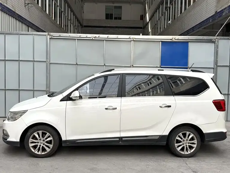 Baojun 730 1.5 L Manual Comfort 7-seat CN-V
