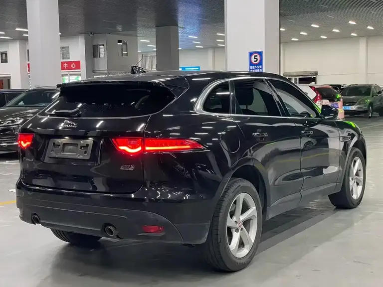 Jaguar F-PACE 2.0 T Urban Premium