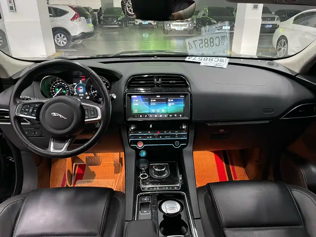 Jaguar F-PACE 2.0 T Urban Premium