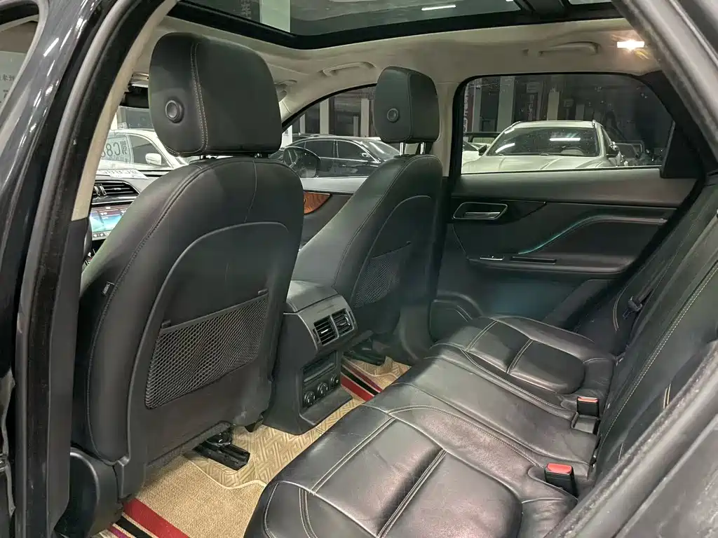 Jaguar F-PACE 2.0 T Urban Premium