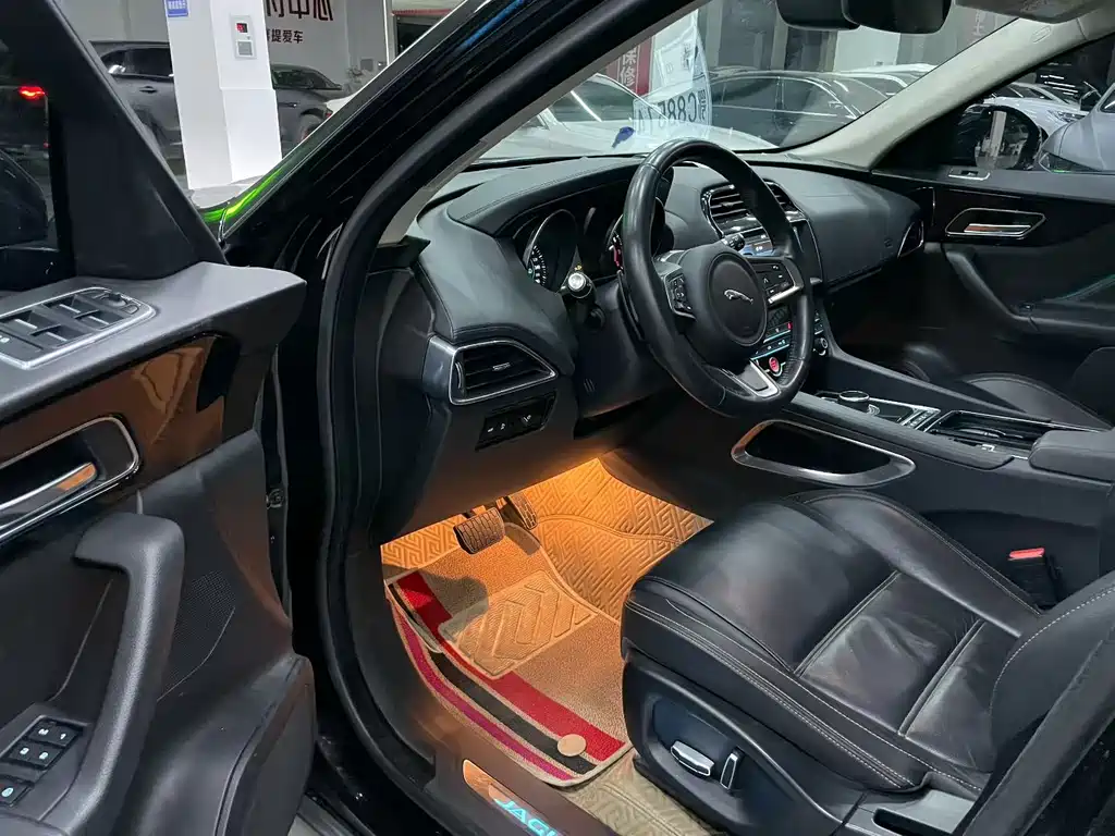 Jaguar F-PACE 2.0 T Urban Premium